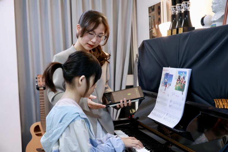 🎹 依岑:鋼琴與歌聲的相遇,開啟耳朵的二次覺醒